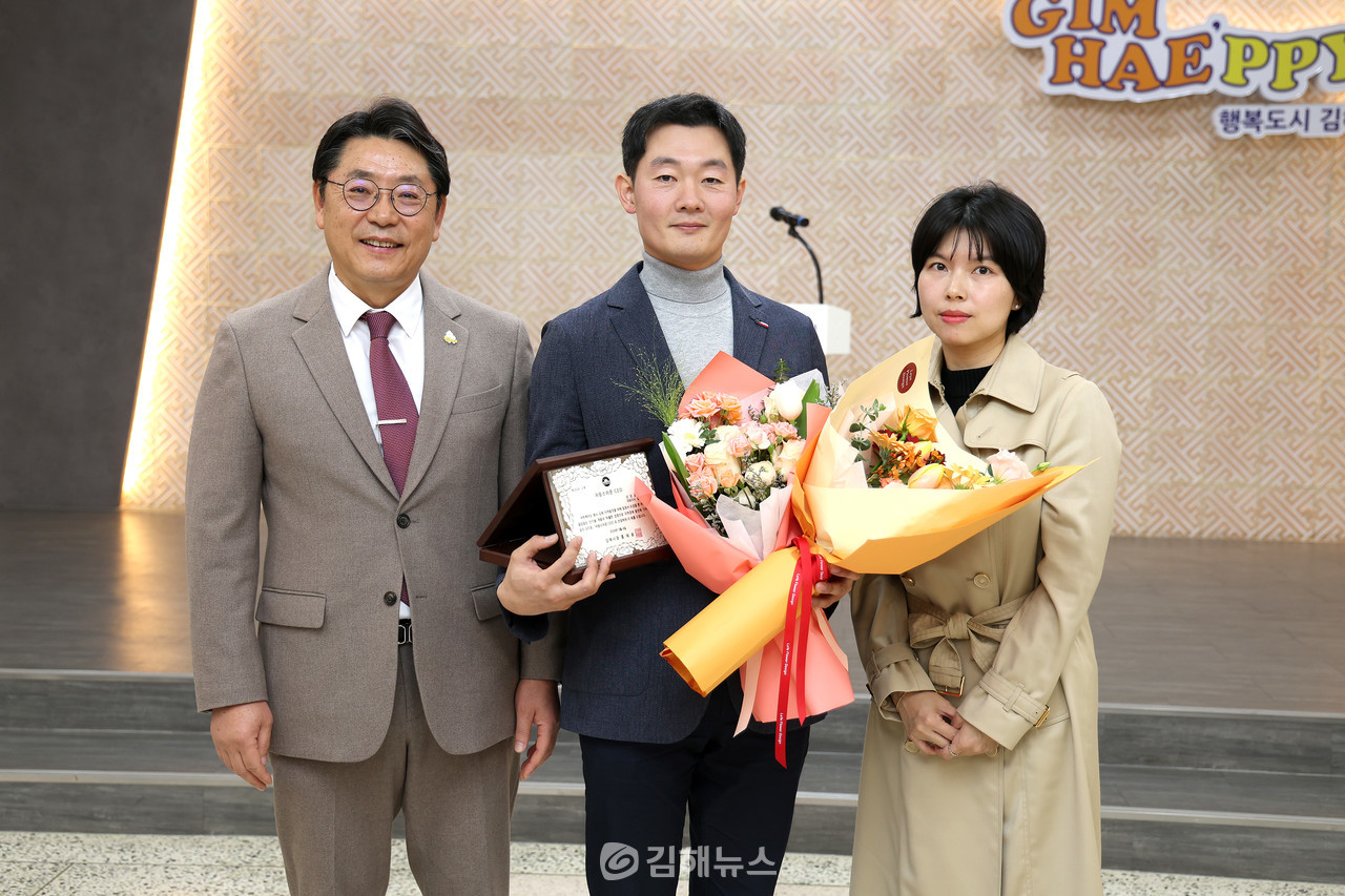 김해시 3월 자랑스러운 김해 CEO 상을 수상한 삼성금속 정택빈 대표(가운데). 