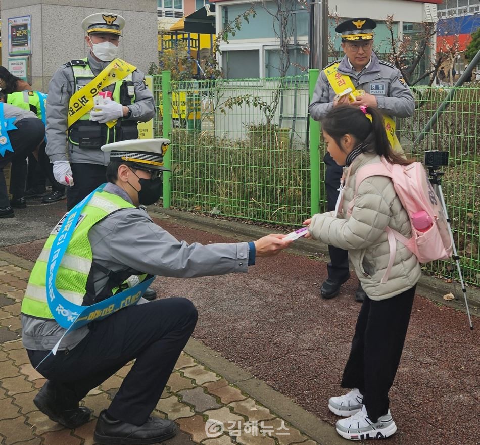 김해 관동초 앞 어린이 교통안전 캠페인. (사진=김해서부경찰서)