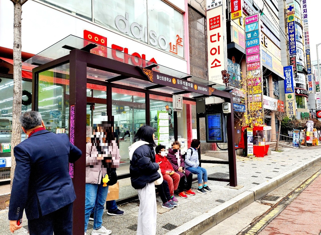 김해 장유지역의 한 버스승강장에서 시민들이 버스를 기다리고 있다. (사진=송희영 기자)