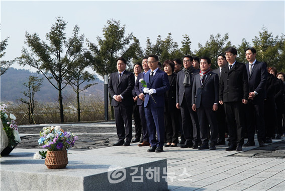 조해진 의원이 김해지역 시도의원과 봉하마을을 찾아 고 노무현 전 대통령 묘역을 참배하고 있다. 