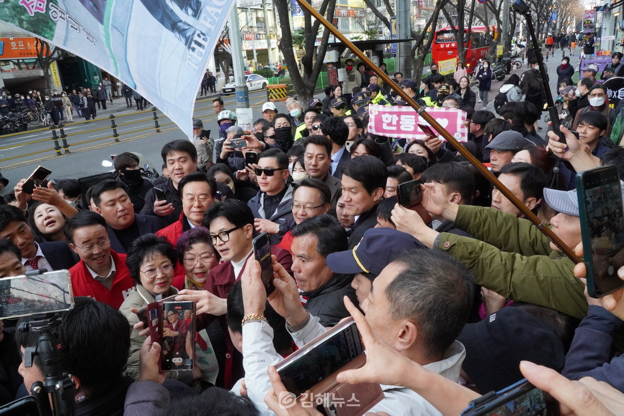 김해외동시장 입구에서 지지자들과 사진을 촬영하고 있는 국민의힘 한동훈 비대위원장. (사진=조해진 후보 캠프)