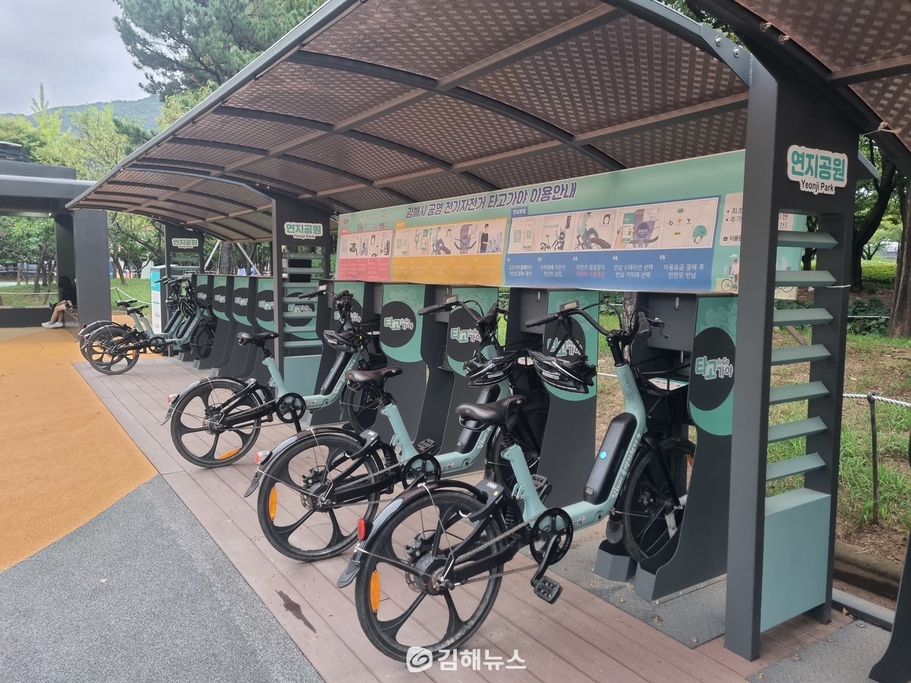 김해 연지공원 타고가야 자전거 주차 지정대. 