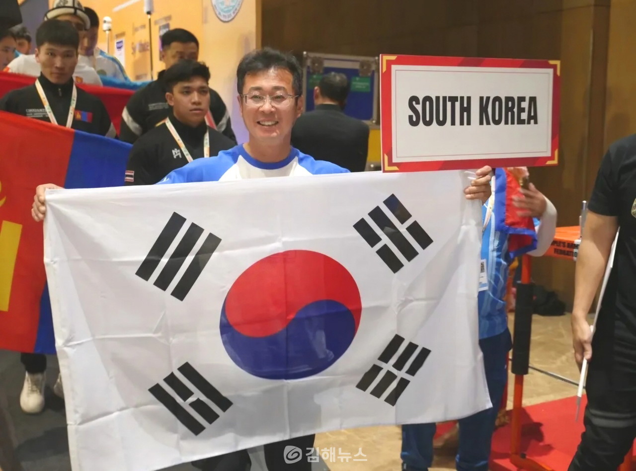 태극기를 들고 있는 서상진 실무관. / 김해시