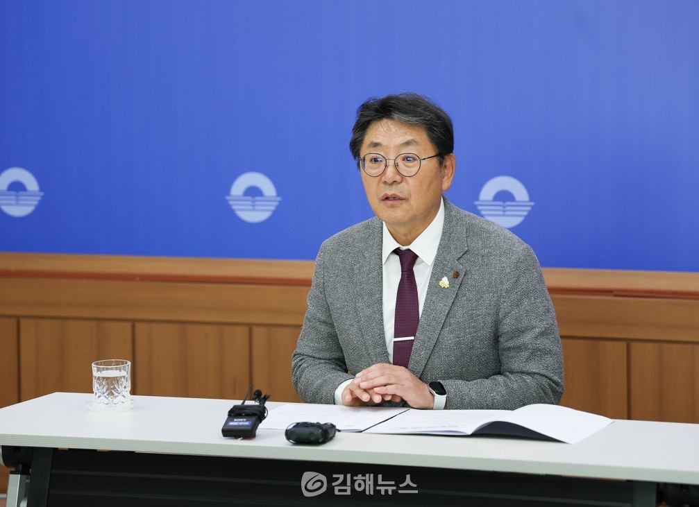 홍태용 김해시장이 23일 기자 간담회를 열고 최근 화포천습지과학관 개관 행사 때 발생한 황새 폐사 사고와 관련된 입장을 밝히고 있다.