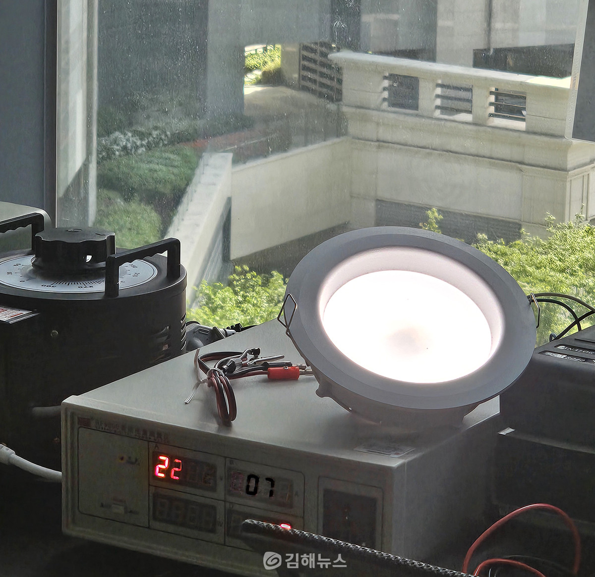 라파비가 개발안 인체 감지형 가시광 살균조명. / 인제대