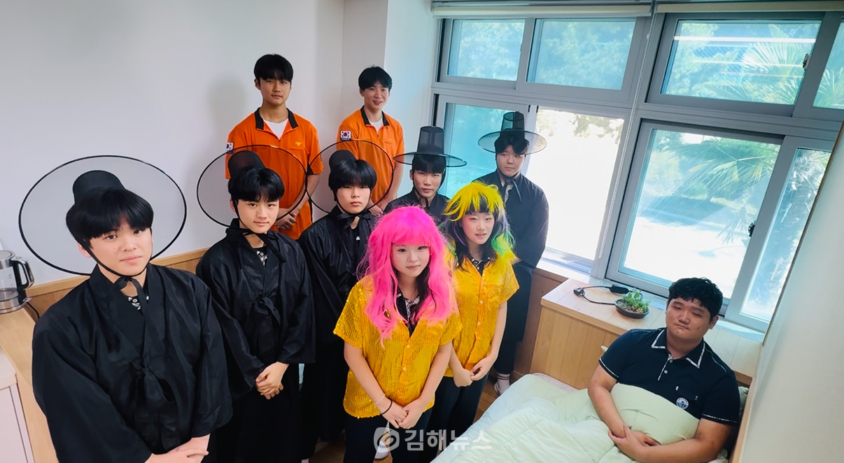 김해 모산중 '안전위협 데몬헌터스'팀. /모산중학교