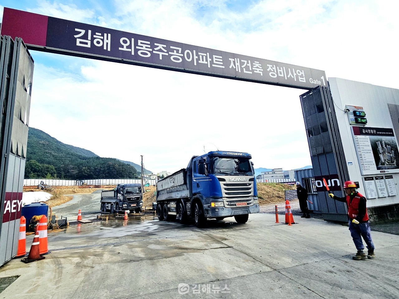 김해 외동주공아파트 재건축 사업이 1년 8개월 만에 공사가 재개됐다.