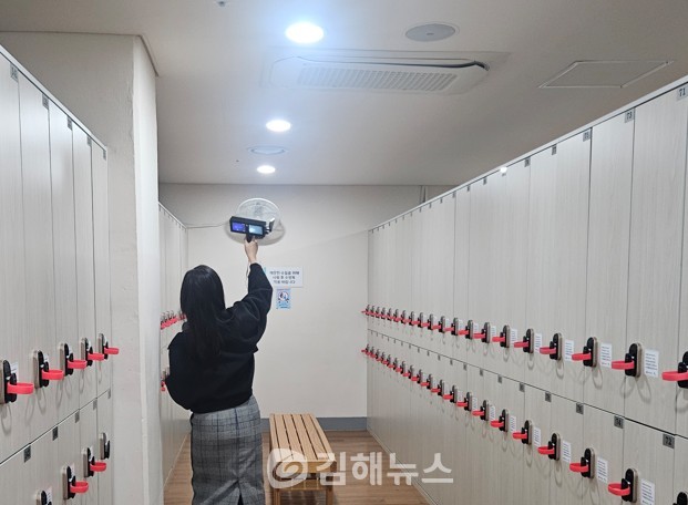 탐지장비를 활용해 시설 내 탈의실을 점검하고 있는 재단 직원. /김해문화관광재단