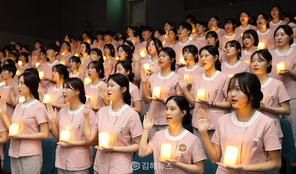 인제대가 내년 3월부터 임상간호대학원 운영에 들어간다. 사진은 지난해 인제대 간호학과 나이팅게일 선서식에 참여한 학생들의 모습. / 인제대