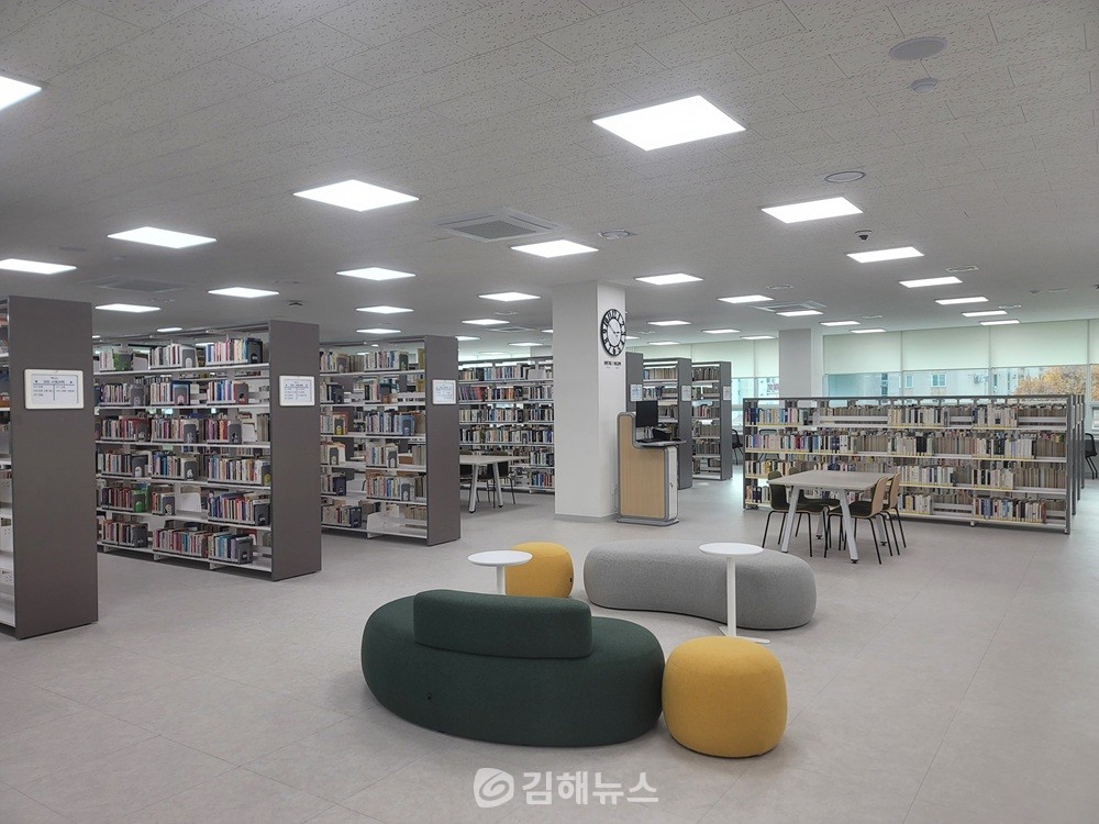 2층 일반자료실. / 김해시