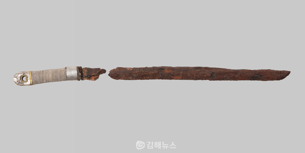 창녕 교동 고분 출토 상감명문대도. / 국립김해박물관