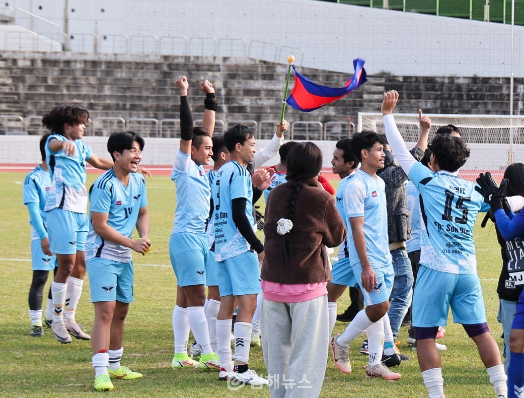 우승을 차지한 캄보디아 외국인 근로자팀(진영FC)이 국기를 흔들며  기뻐하고 있다. / 김해시