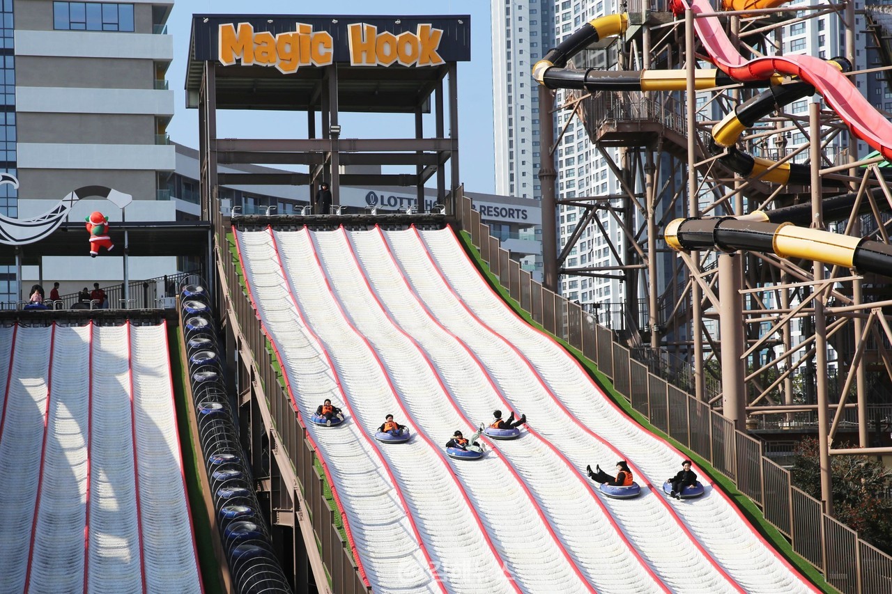 눈썰매와 실내 워터파크를 동시에