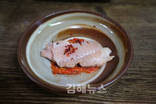 홍어삼합, 그 알싸하고 쫀득쫀득 질펀한 '역설의 미각'